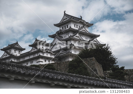 [Himeji Castle] The beautiful sight of a World Heritage Site 131208483