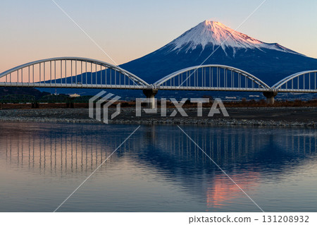 日出時的富士山和富士河水管橋 131208932