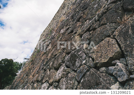 [Himeji Castle] Beautiful scenery of the castle's stone walls 131209021