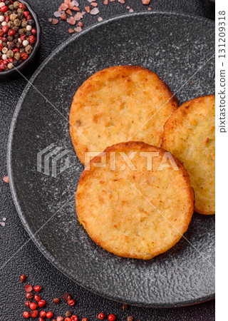 Hash browns, a breakfast food made of potatoes, onions and vegetables. Hash browns with potatoes Hash browns, a breakfast food made of potatoes, onions and vegetables. Hash browns with potatoes 131209318