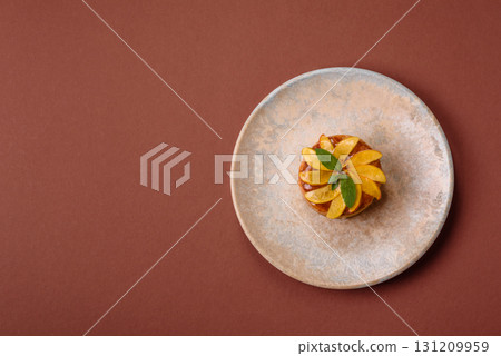 Sweet round pie or tart with apples and peach. Mini sweet tart Sweet round pie or tart with apples and peach. Mini sweet tart 131209959