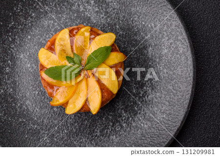 Sweet round pie or tart with apples and peach. Mini sweet tart Sweet round pie or tart with apples and peach. Mini sweet tart 131209981