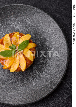 Sweet round pie or tart with apples and peach. Mini sweet tart Sweet round pie or tart with apples and peach. Mini sweet tart 131209982