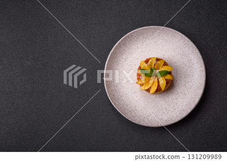 Sweet round pie or tart with apples and peach. Mini sweet tart Sweet round pie or tart with apples and peach. Mini sweet tart 131209989