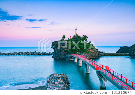 [Itoigawa Geopark] Benten Rock at dawn [Itoigawa City] 131210674