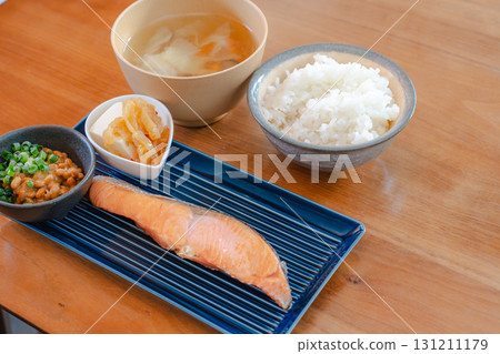 烤鮭魚和納豆日式早餐 131211179