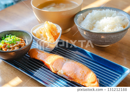 烤鮭魚和納豆日式早餐 131212188