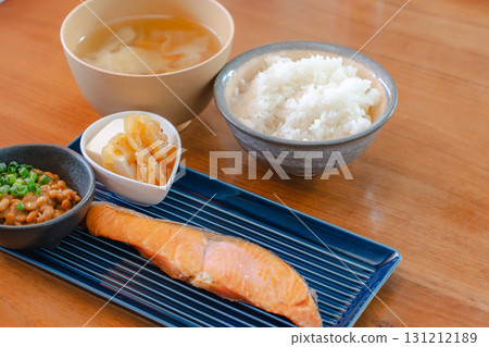 烤鮭魚和納豆日式早餐 131212189