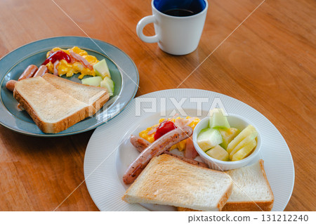 西式早餐，包括吐司和雞蛋 131212240