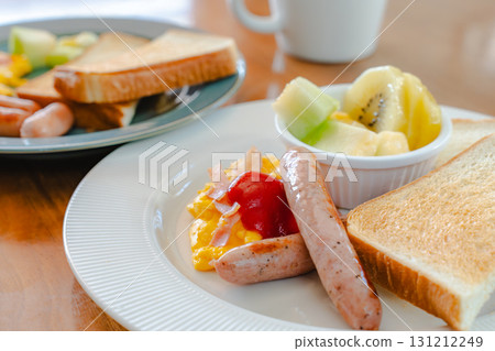 西式早餐,包括吐司和雞蛋 西式早餐,包括吐司和雞蛋 131212249
