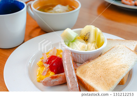 西式早餐，包括吐司和雞蛋 131212253