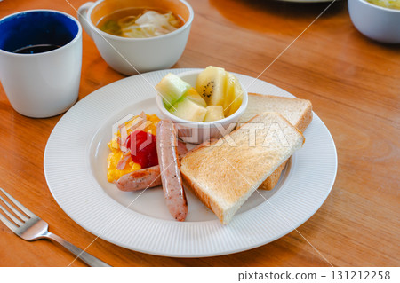 西式早餐,包括吐司和雞蛋 西式早餐,包括吐司和雞蛋 131212258