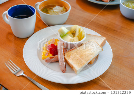西式早餐，包括吐司和雞蛋 131212259