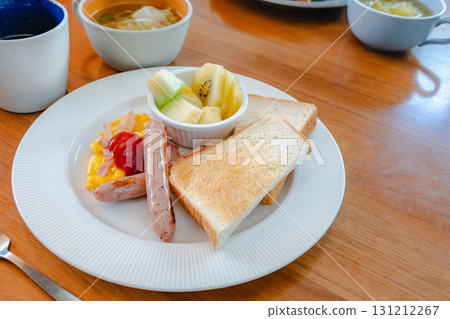 西式早餐，包括吐司和雞蛋 131212267