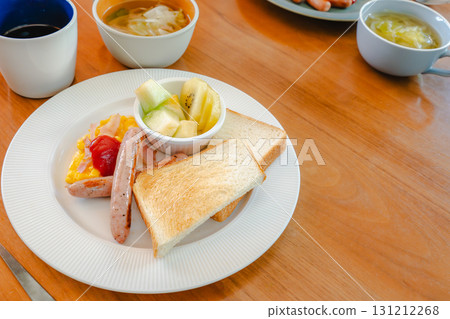 西式早餐，包括吐司和雞蛋 131212268