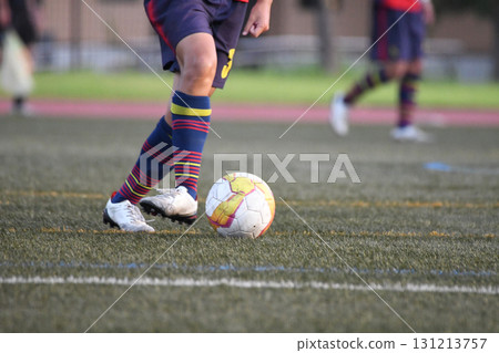 運球的足球運動員 131213757