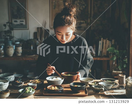 一位女士在餐桌上享用日本料理 一位女士在餐桌上享用日本料理 131213929