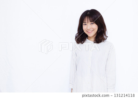 她四十年代的微笑的婦女 她四十年代的微笑的婦女 131214118
