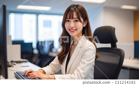 做書桌工作的女商人在辦公室 131214181