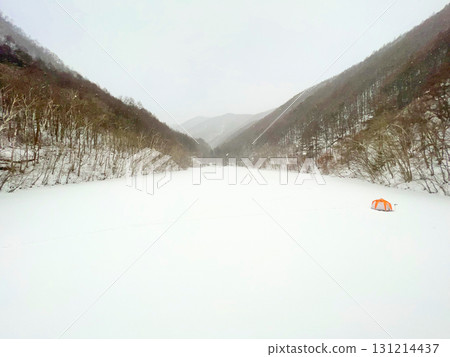 冰雪覆蓋的湖 冰雪覆蓋的湖 131214437