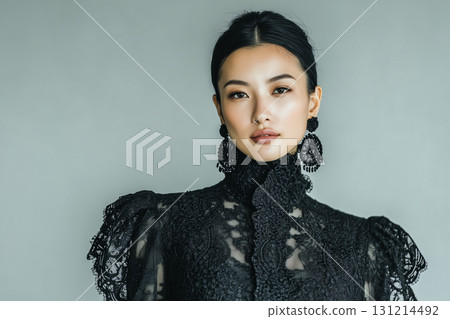 身穿時尚黑色連身裙的女性肖像 | 散發著優雅和力量的美麗 身穿時尚黑色連身裙的女性肖像 | 散發著優雅和力量的美麗 131214492