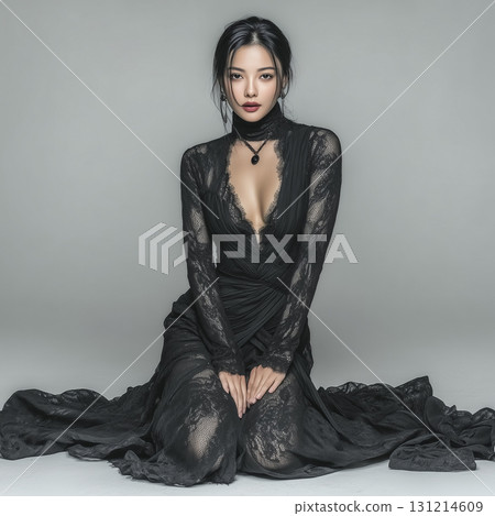 身穿黑色蕾絲洋裝的女子在自然光下熠熠生輝：一幅寧靜與美麗的時尚肖像畫 131214609