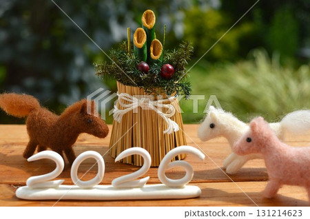 New Year's material of wool felt horse and Kadomatsu decoration New Year's material of wool felt horse and Kadomatsu decoration 131214623