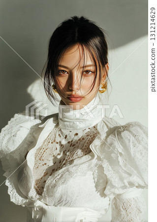身穿白色蕾絲襯衫的女子肖像 | 自然光下的精緻之美 身穿白色蕾絲襯衫的女子肖像 | 自然光下的精緻之美 131214629