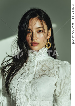身穿白色蕾絲襯衫的女子肖像 | 自然光下的精緻之美 身穿白色蕾絲襯衫的女子肖像 | 自然光下的精緻之美 131214631