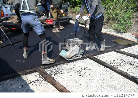 A scene of asphalt paving work on a road 131214774