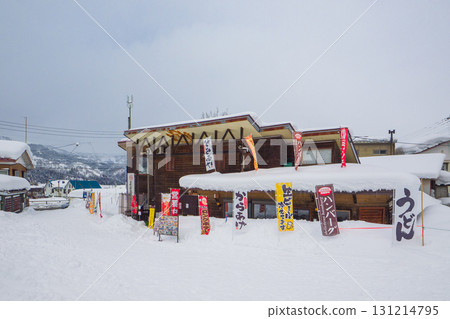 A restaurant and flags lined up at the foot of a snow-covered slope (Maiko, Minamiuonuma City, Niigata Prefecture) A restaurant and flags lined up at the foot of a snow-covered slope (Maiko, Minamiuonuma City, Niigata Prefecture) 131214795