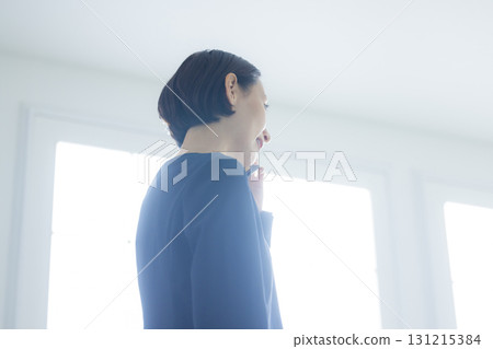 Business woman talking on a smartphone Business woman talking on a smartphone 131215384
