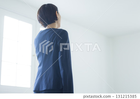 女商人談話在智能手機 131215385