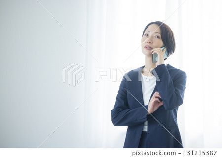 Business woman talking on a smartphone 131215387