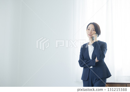 Business woman talking on a smartphone 131215388