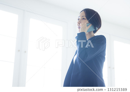Business woman talking on a smartphone 131215389