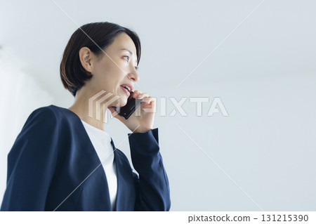 Business woman talking on a smartphone 131215390