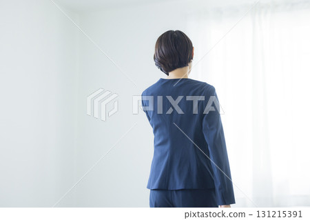 Business woman talking on a smartphone 131215391