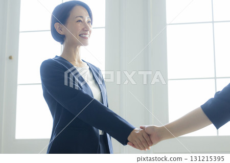 握手的女商人 131215395