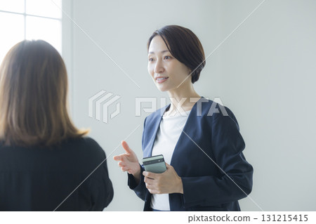 操縱智能手機的衣服的一名婦女 131215415