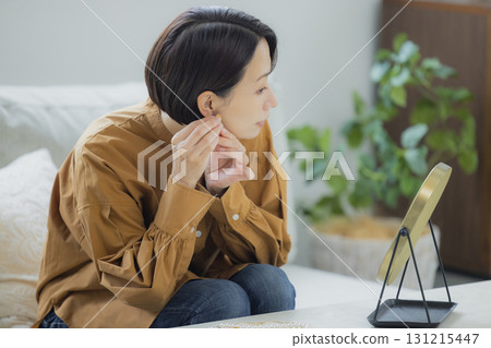 一個女人在客廳照鏡子 一個女人在客廳照鏡子 131215447
