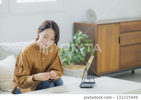 一個女人在客廳照鏡子 131215449