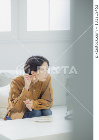 一個女人在客廳照鏡子 131215452
