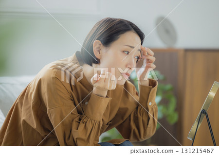 一個女人在客廳照鏡子 一個女人在客廳照鏡子 131215467