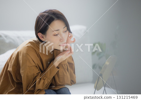 一個女人在客廳照鏡子 一個女人在客廳照鏡子 131215469