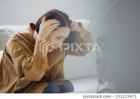 一個女人在客廳照鏡子 一個女人在客廳照鏡子 131215471