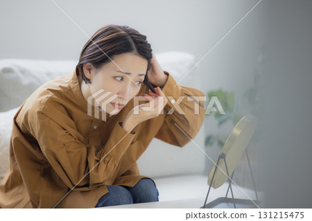 一個女人在客廳照鏡子 131215475