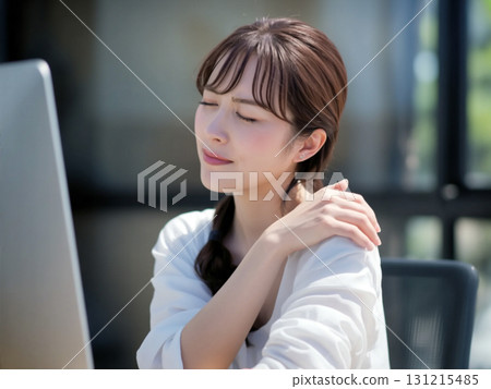 肩膀僵硬、脖子僵硬和肩痛的女性:生成式人工智慧 肩膀僵硬、脖子僵硬和肩痛的女性:生成式人工智慧 131215485