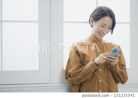 有智慧型手機的女人 有智慧型手機的女人 131215541