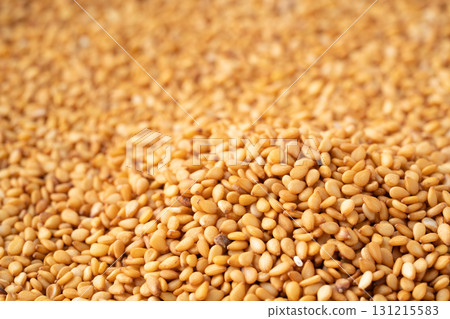 金黃色芝麻(生芝麻)的特寫 金黃色芝麻(生芝麻)的特寫 131215583